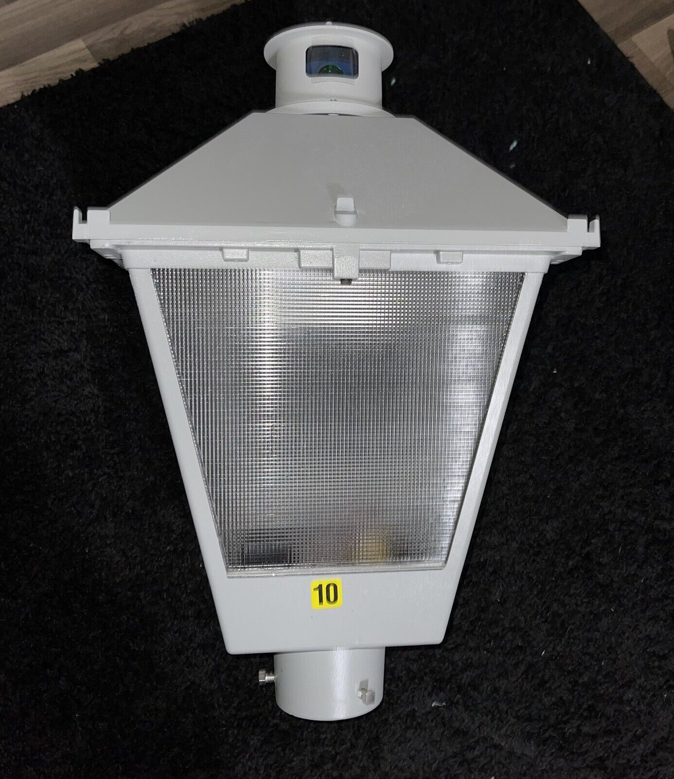 COOPER LIGHTING STREETWORKS HPS 100 Watt POSTLIGHT COMES WITH BULB AND PHOTOCELL