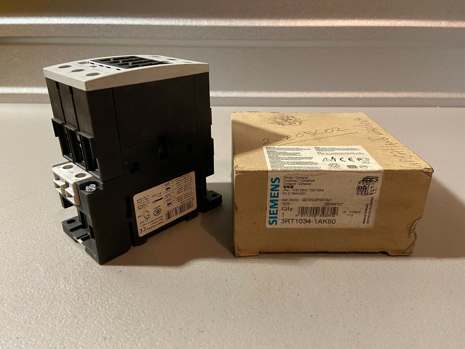 NEW IN BOX SIEMENS CONTACTOR 3RT1034-1AK60