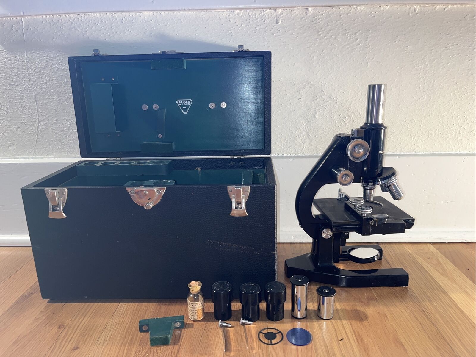 VINTAGE BAUSCH & LOMB MICROSCOPE Case and accessories Black Excellent Condition