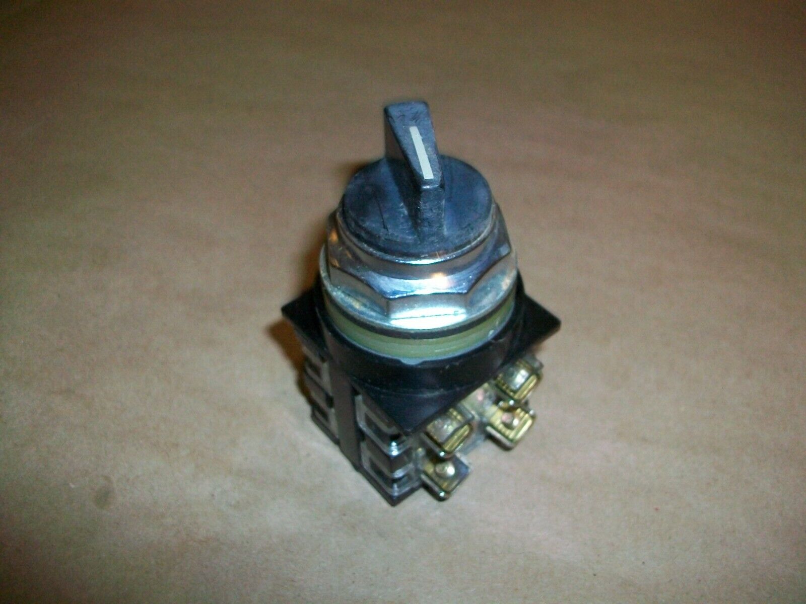 GE General Electric Two Position Selector Switch w/ CR104P Contact Block