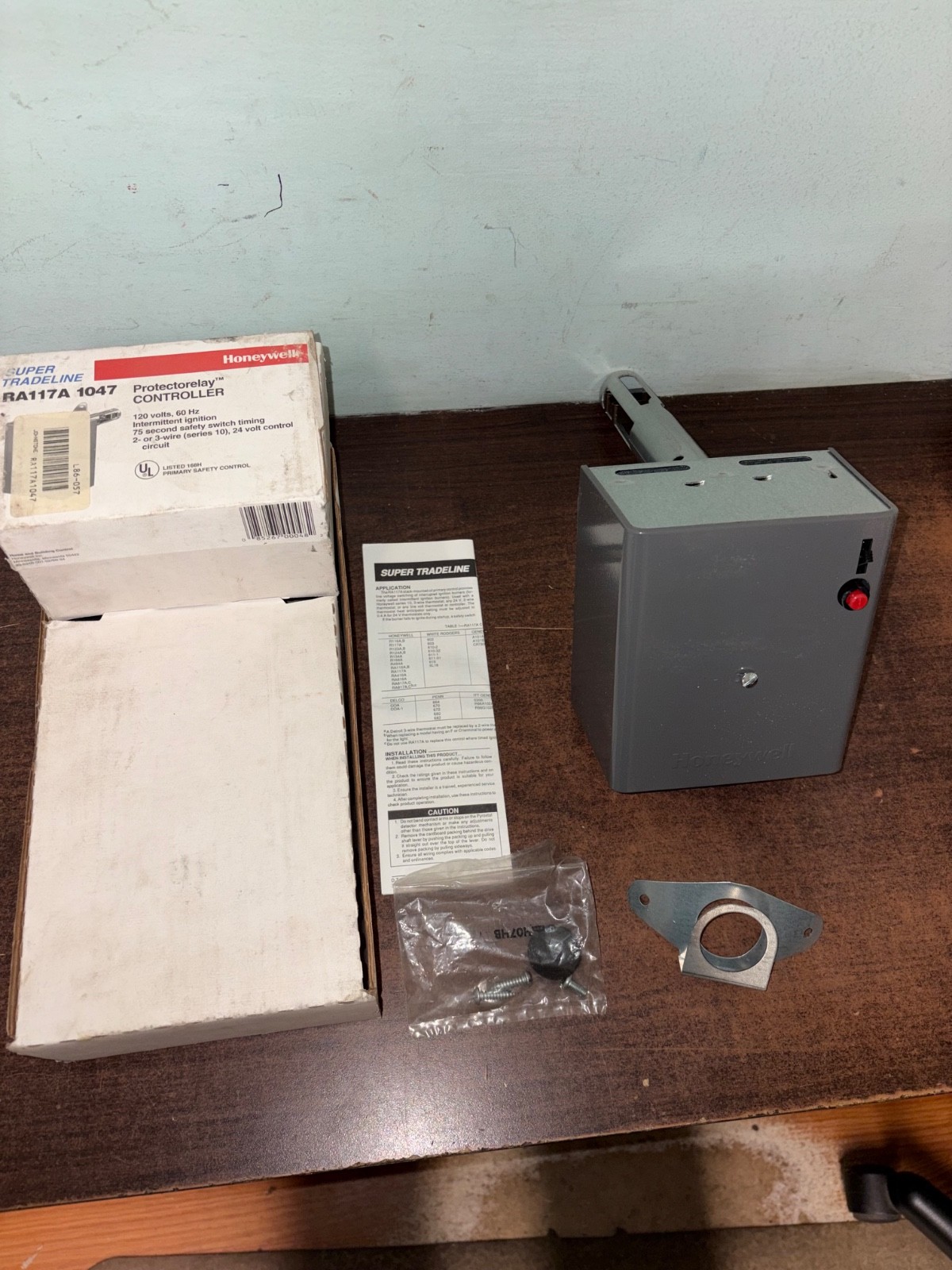 NOS HONEYWELL RA117A1047 PROTECTORELAY CONTROLLER. S5