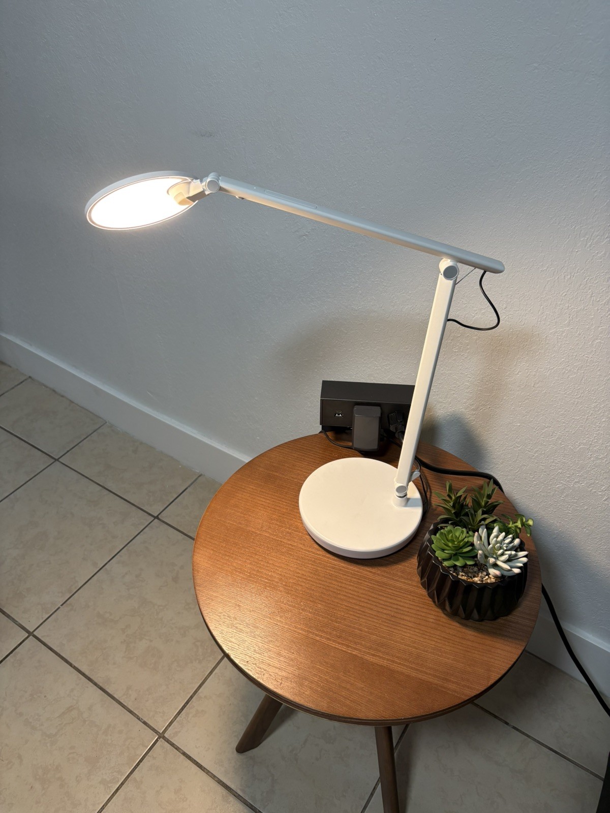 humanscale nova.LED task loght.Arctic white.Desktop tech base dual USB port. New humanscale nova.LED task loght.Arctic white.Desktop tech base dual USB port. New