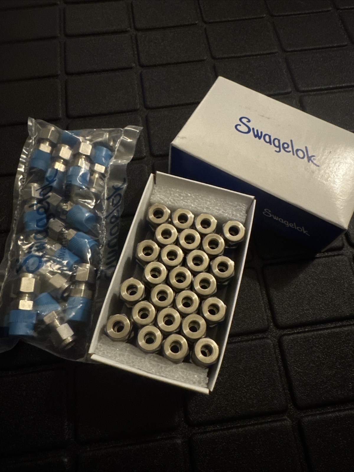 LOT OF 40 Swagelok 1/4 LOT OF 40 Swagelok 1/4