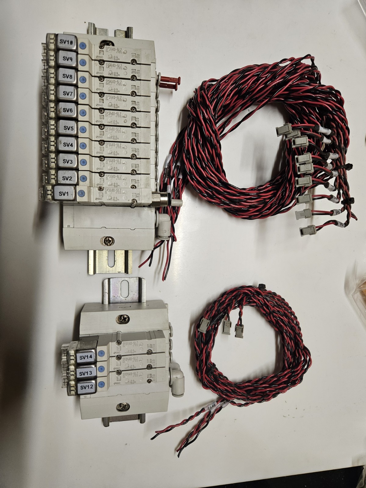 (QTY 13) SMC SY3140-5LZ Pneumatic Solenoid Valve Manifold LOT OF 13 VALVES (QTY 13) SMC SY3140-5LZ Pneumatic Solenoid Valve Manifold LOT OF 13 VALVES