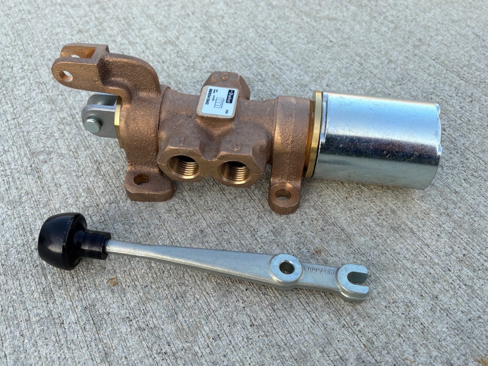 New Parker MO9541843 / 3 Way / 2 Position Manual Lever-Op Control Valve/ 1/2 NPT New Parker MO9541843 / 3 Way / 2 Position Manual Lever-Op Control Valve/ 1/2 NPT