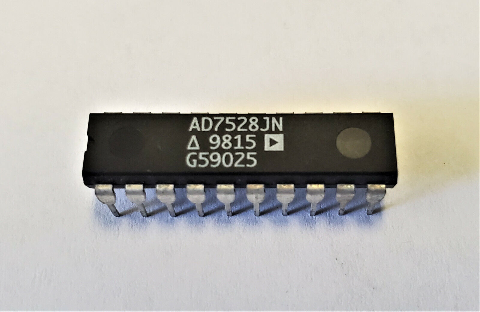 ANALOG DEVICES AD7528JN 8 BIT DAC DIGITAL TO ANALOG CONVERTER 2 20-PDIP A-OUT