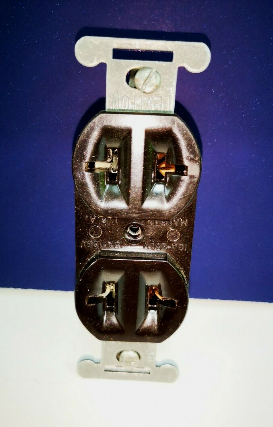LEVITON BROWN Duplex RECEPTACLE OUTLET Double T-Slot 15A 125V NEW 5000 LEVITON BROWN Duplex RECEPTACLE OUTLET Double T-Slot 15A 125V NEW 5000