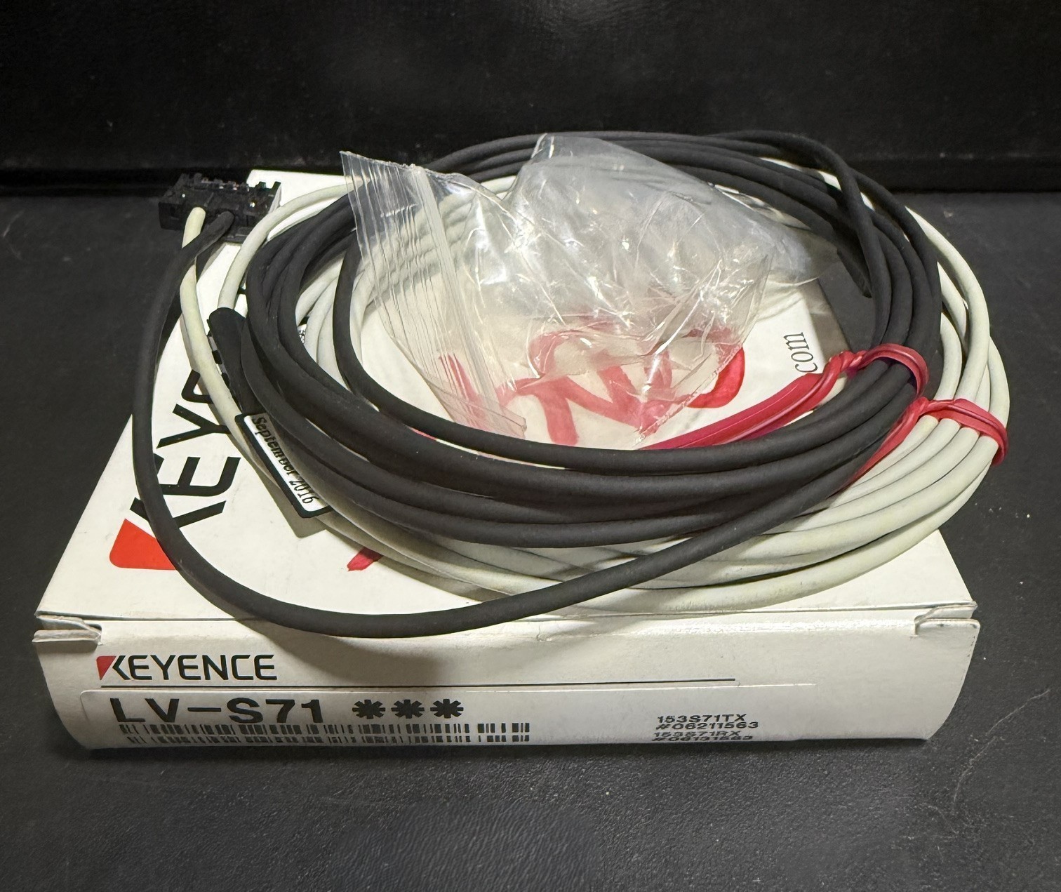 New In Box Keyence LV-S71 Laser Sensor New In Box Keyence LV-S71 Laser Sensor