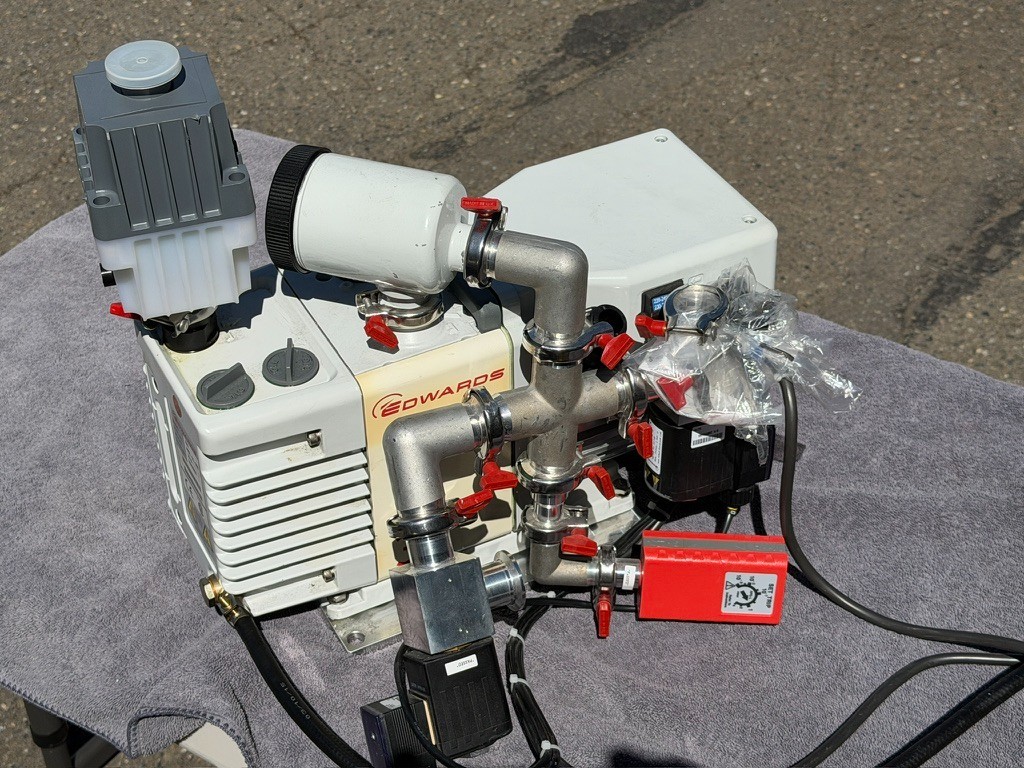 Edwards RV3 Vacuum Pump Medical Grade * WARRANTY * W/ EXTRAS, Lightly Used * SEE Edwards RV3 Vacuum Pump Medical Grade * WARRANTY * W/ EXTRAS, Lightly Used * SEE