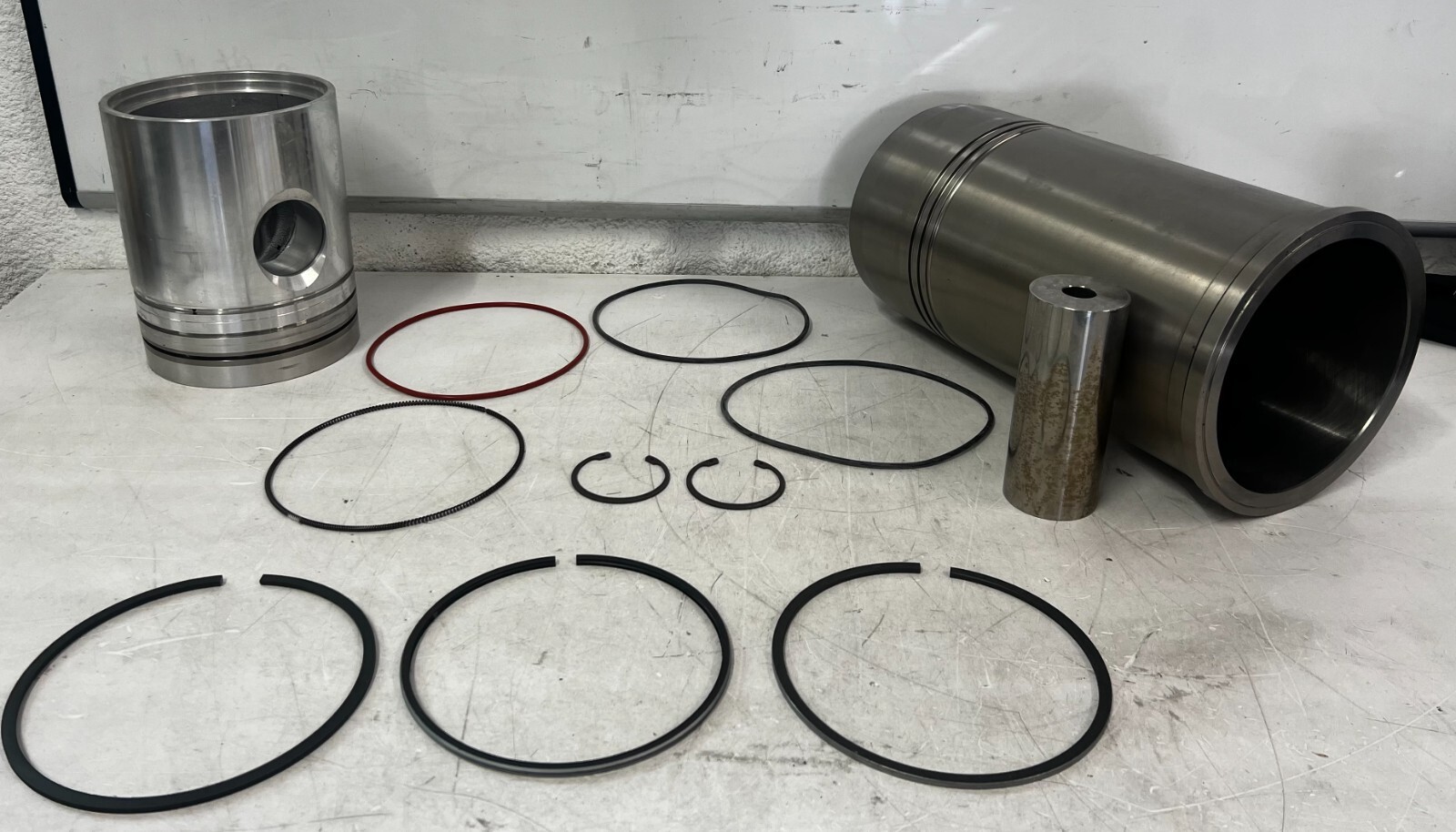 GE Waukesha Piston 205704C & 8.50 Dia. Single Sleeve Kit 204230U With Rings GE Waukesha Piston 205704C & 8.50 Dia. Single Sleeve Kit 204230U With Rings