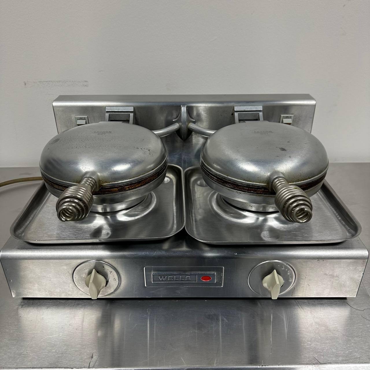 Vintage Wells Commercial Cooking Double Waffle Baker - Model L-12 (Tested / Work Vintage Wells Commercial Cooking Double Waffle Baker - Model L-12 (Tested / Work