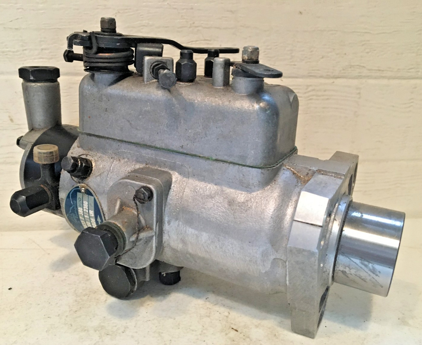 FORD TRACTOR FUEL INJECTION PUMP 383 F 380,3000, 3100, 3330,3600,335, 3400 etc. FORD TRACTOR FUEL INJECTION PUMP 383 F 380,3000, 3100, 3330,3600,335, 3400 etc.