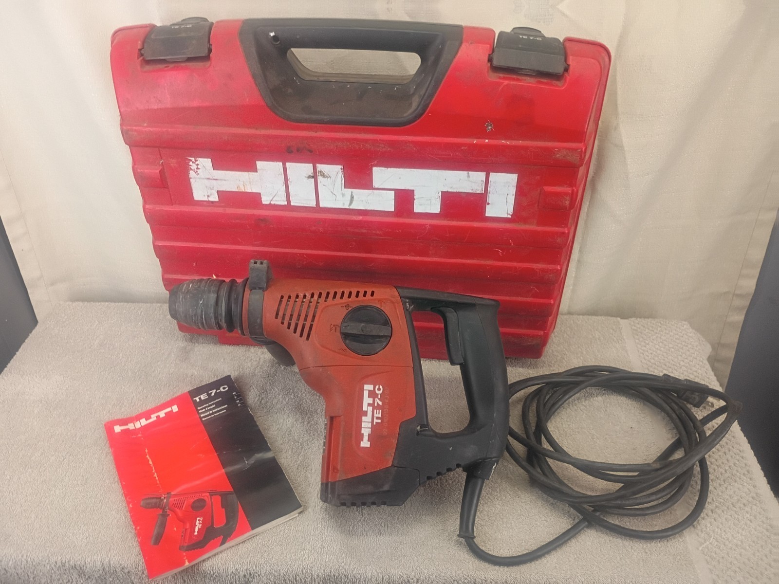Hilti TE 7-C Rotary Hammer Drill 120V Corded w/ Case, Book, And Bits Hilti TE 7-C Rotary Hammer Drill 120V Corded w/ Case, Book, And Bits