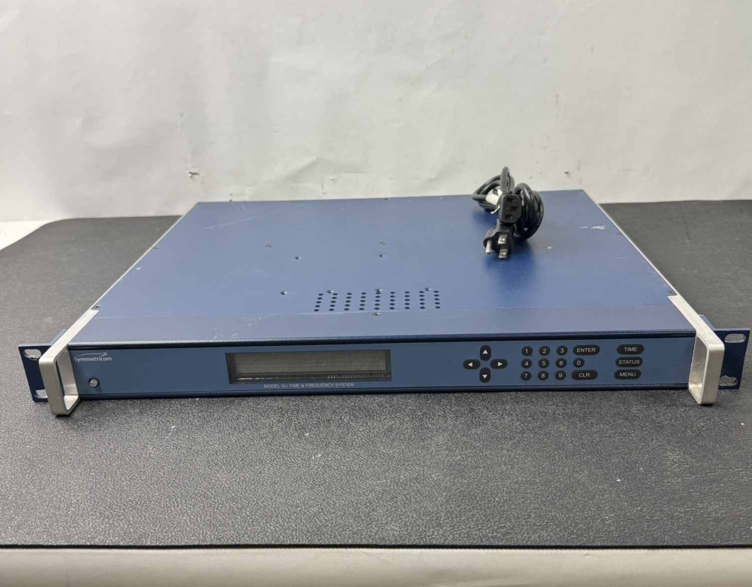 Symmetricom 1510-602 XLi Time & Frequency System 87-8028 GPS Receiver w/ Ears Symmetricom 1510-602 XLi Time & Frequency System 87-8028 GPS Receiver w/ Ears