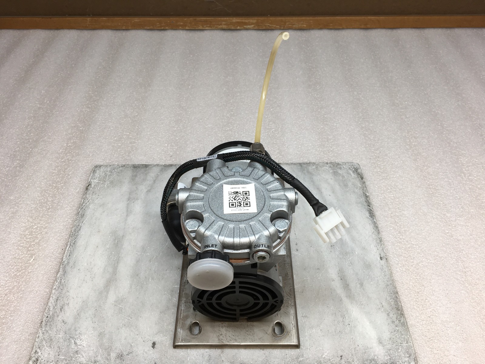 Gast Idex Manufacturing Model LOA-P123-HB Inlet Outlet Vacuum Pump Gast Idex Manufacturing Model LOA-P123-HB Inlet Outlet Vacuum Pump