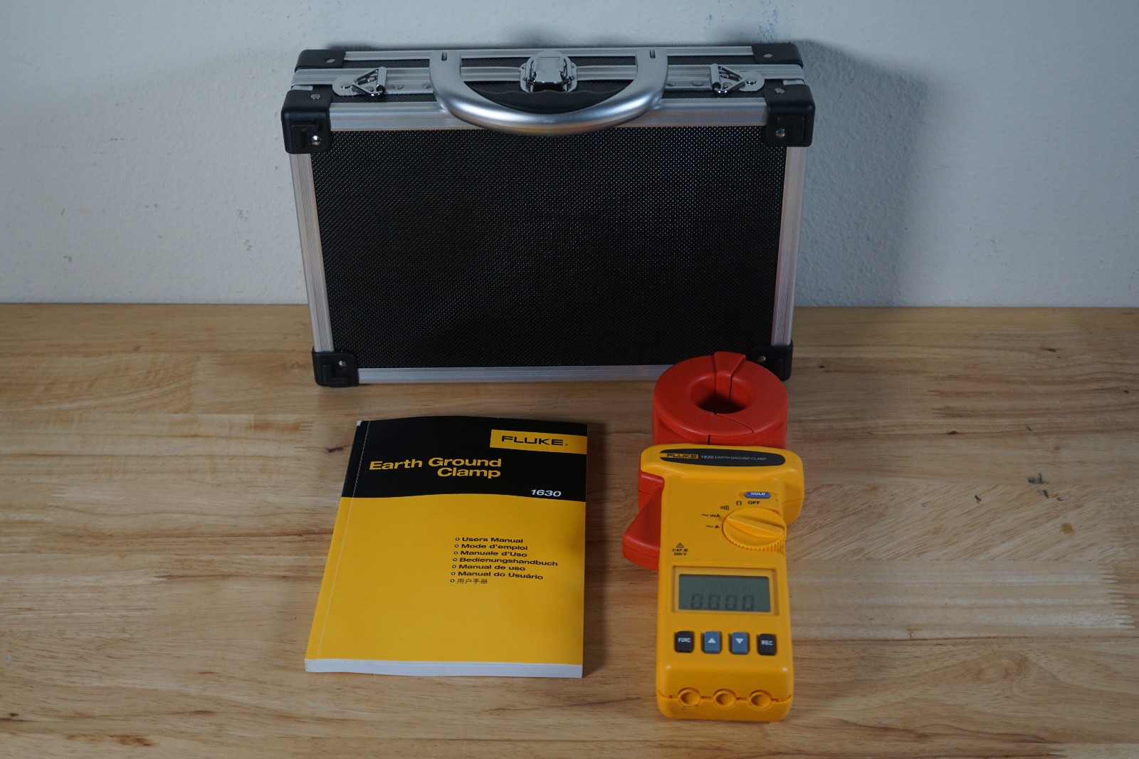 FLUKE 1630 Earth Ground Clamp in Hard Case - Excellent Working Condition FLUKE 1630 Earth Ground Clamp in Hard Case - Excellent Working Condition