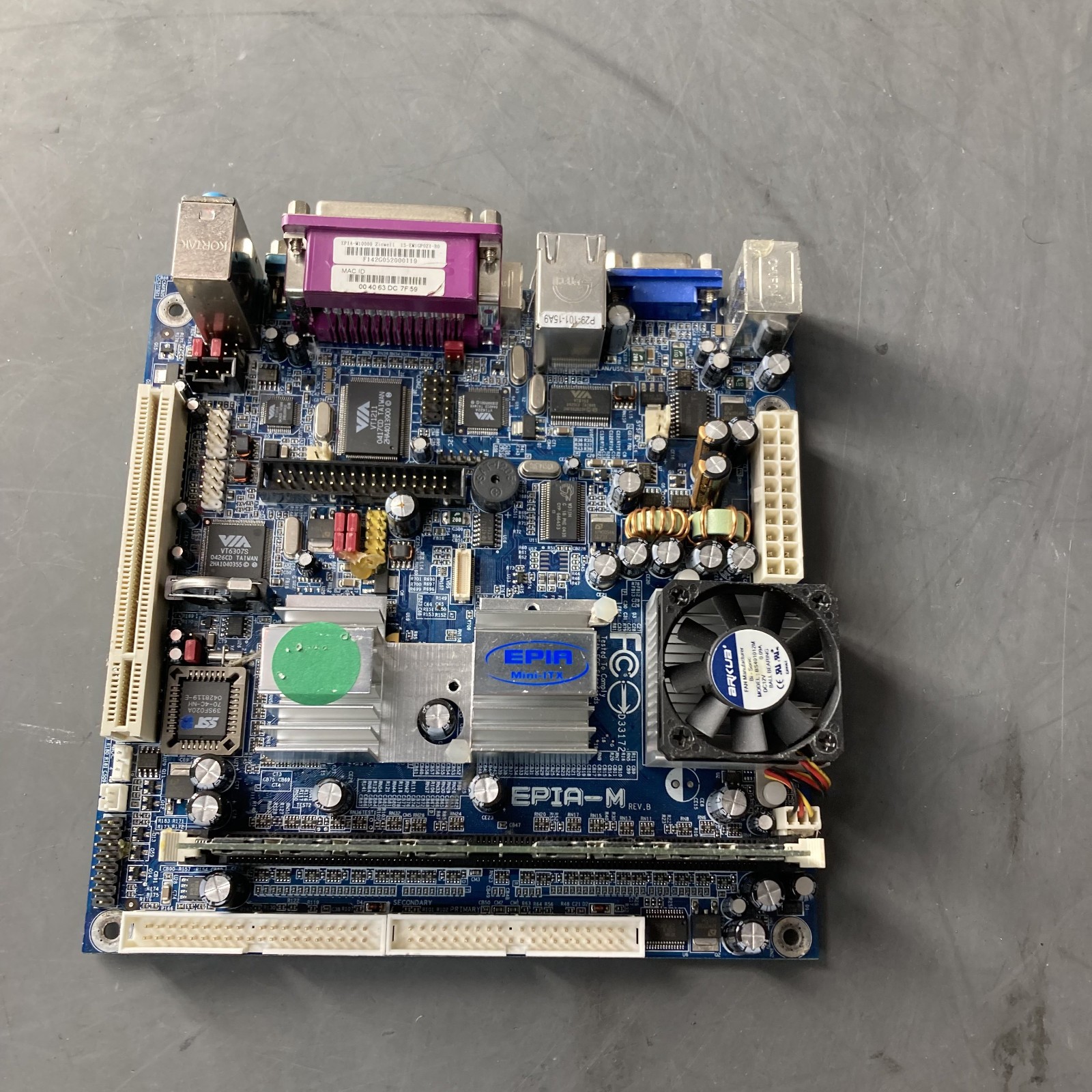 EPIA-M10000G LVDS MINI-ITX motherboard Via C3 Processor 1GHz 256MB RAM EPIA-M10000G LVDS MINI-ITX motherboard Via C3 Processor 1GHz 256MB RAM