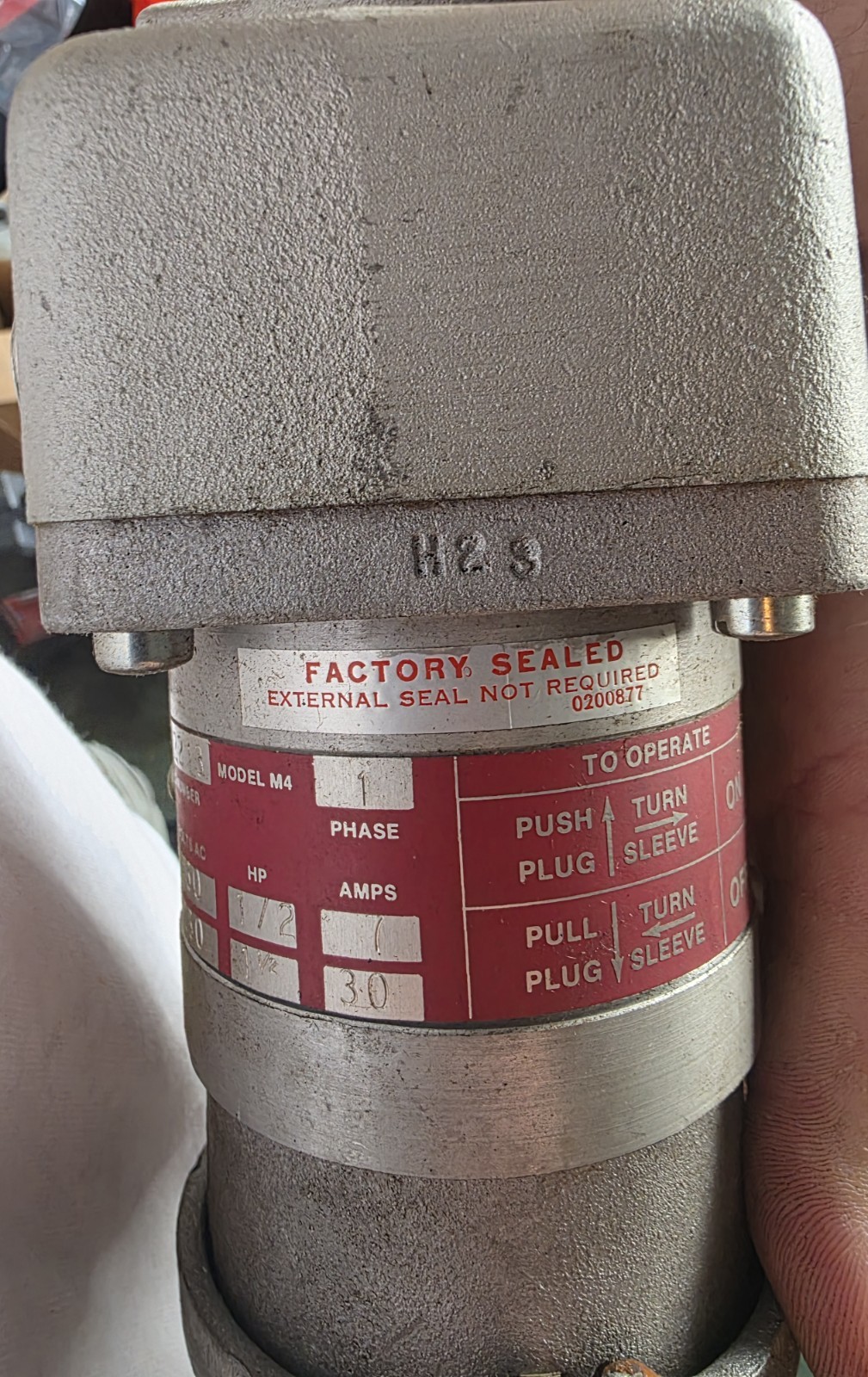 NEW CROUSE HINDS CES2213 EXPLOSION PROOF RECEPTACLE 1 PH 60 HZ 240/480 VAC 30/7A NEW CROUSE HINDS CES2213 EXPLOSION PROOF RECEPTACLE 1 PH 60 HZ 240/480 VAC 30/7A