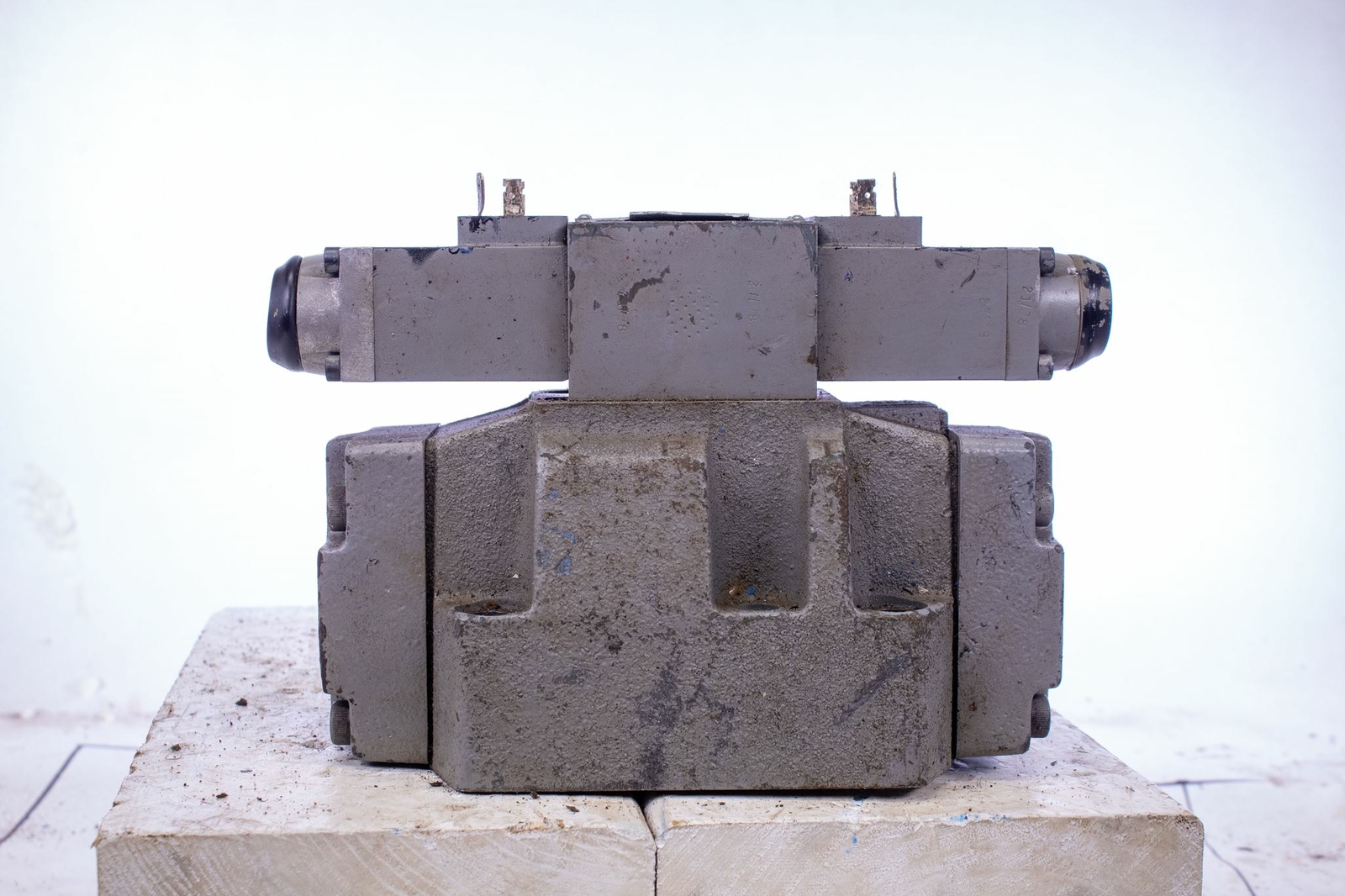 Rexroth 4WEH16G30/W120-60N/5 Pilot controlled way valve