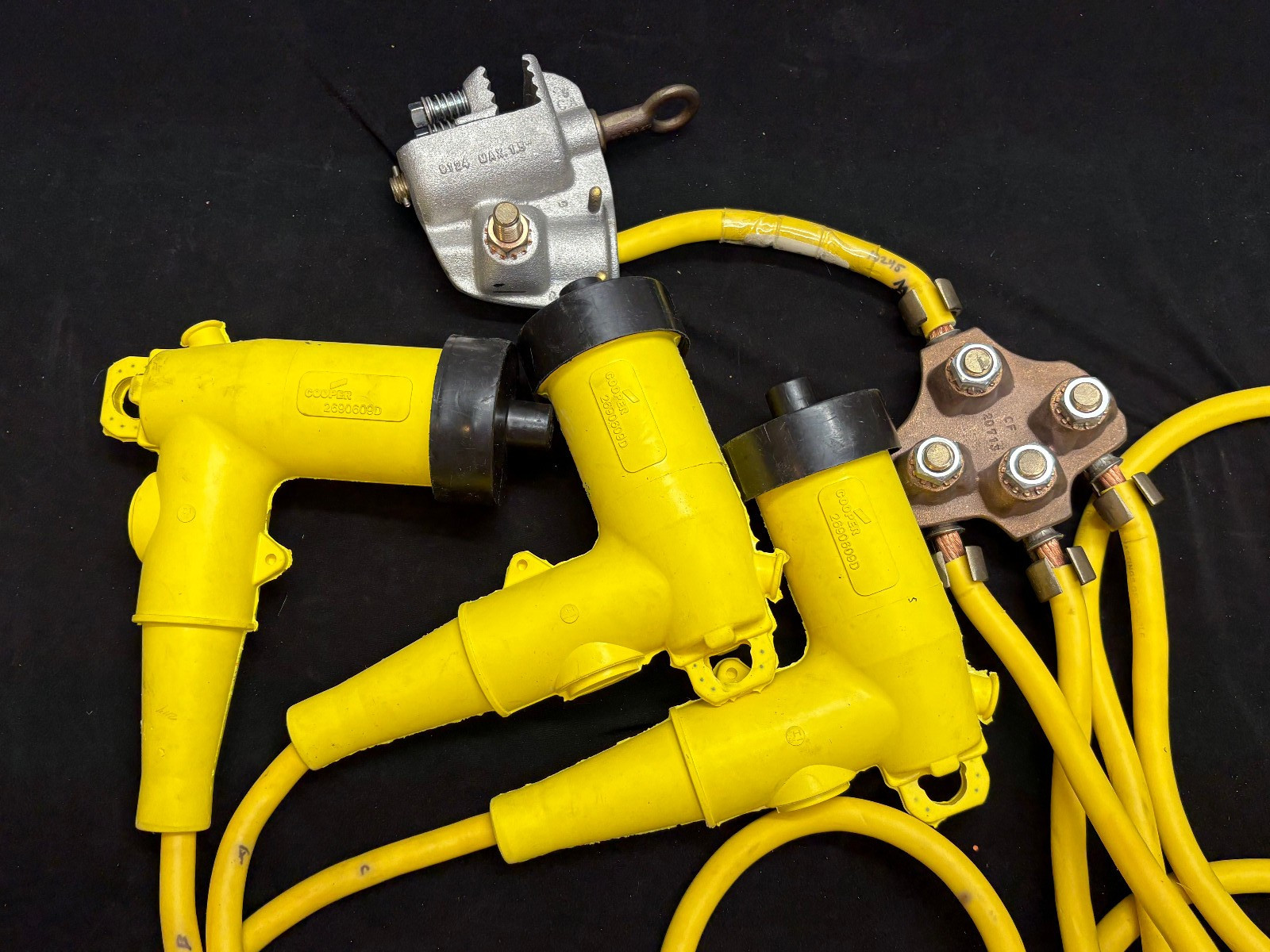 Eaton Cooper 2690609D Temporary Grounding Cluster Set w/ Ground Clamp & Junction Eaton Cooper 2690609D Temporary Grounding Cluster Set w/ Ground Clamp & Junction