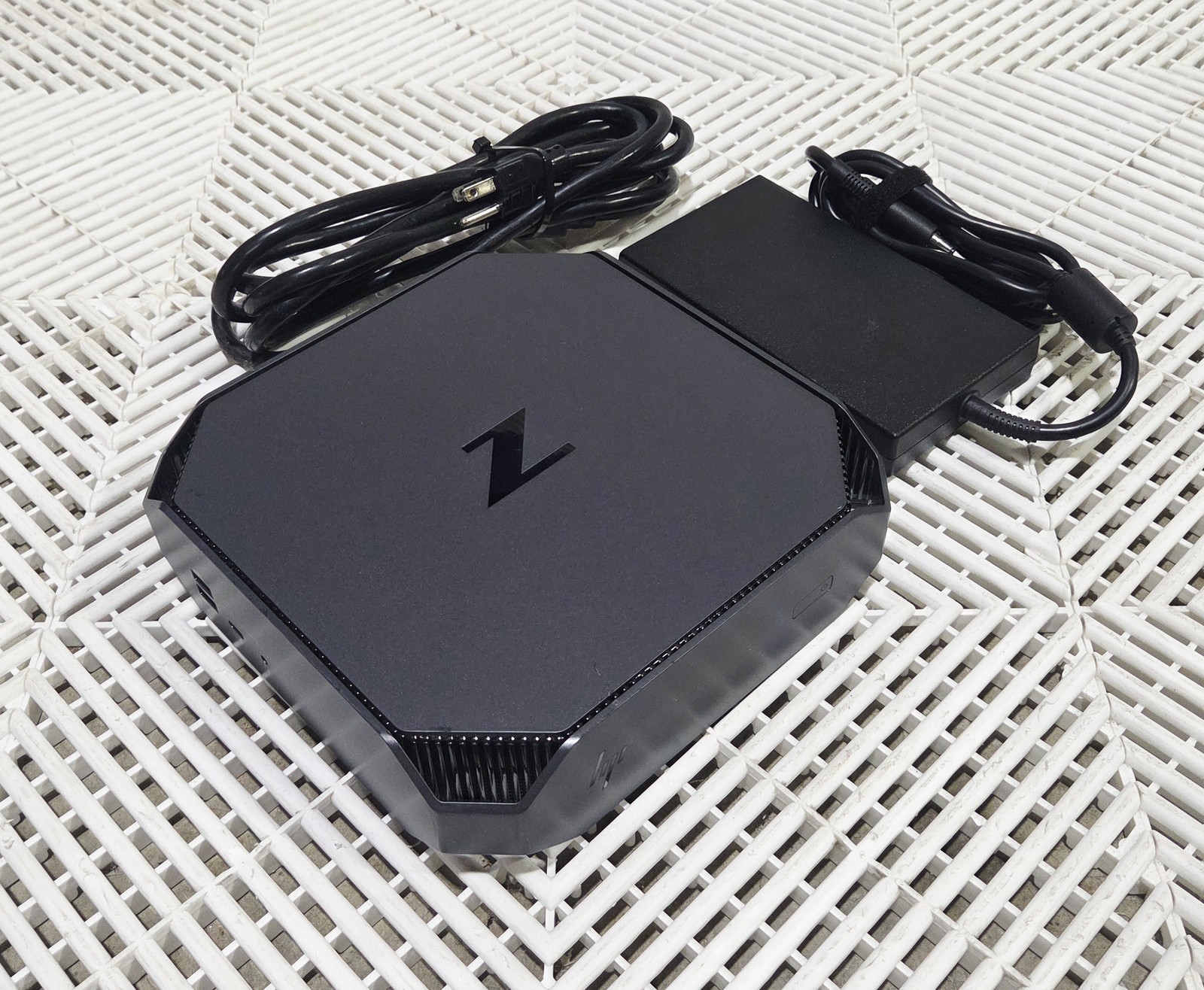HP Z2 Mini G4 Workstation Xeon E-2104G 16GB ECC 256GB NVMe P630 HP Z2 Mini G4 Workstation Xeon E-2104G 16GB ECC 256GB NVMe P630
