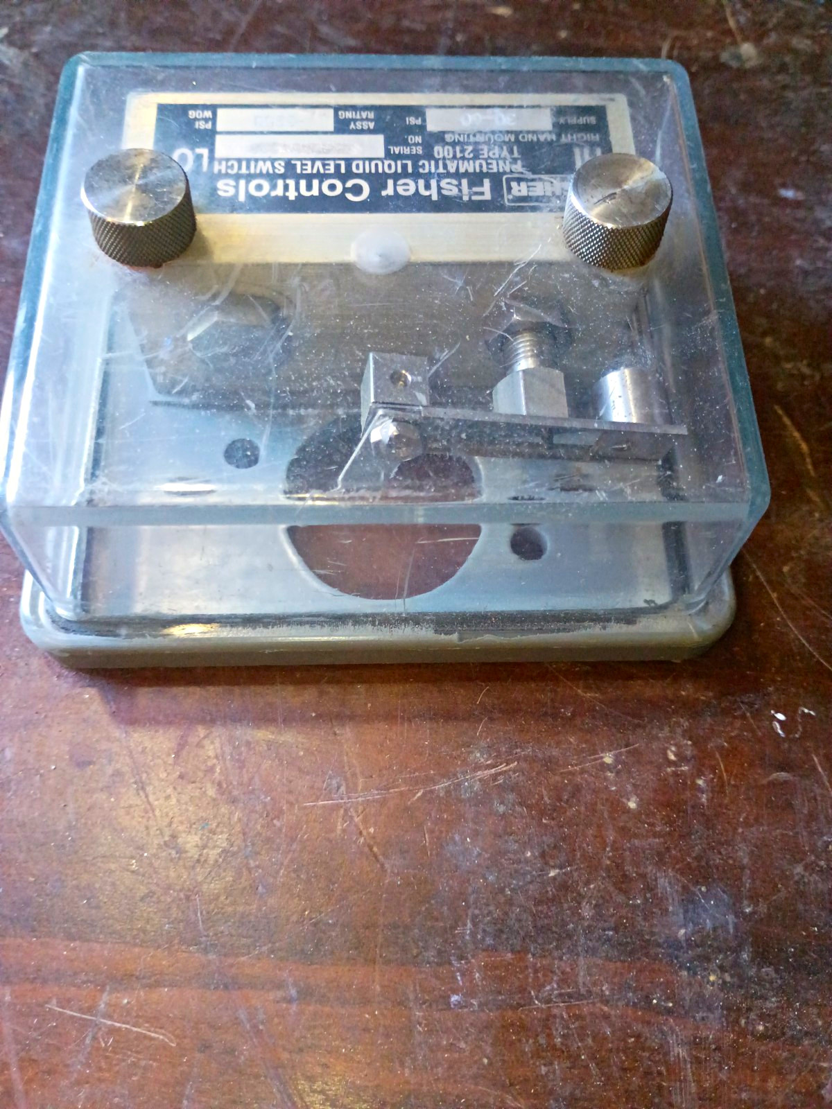 Fisher Controls Type 2100 Pneumatic Liquid Level Switch LO MPN 2100 Fisher Controls Type 2100 Pneumatic Liquid Level Switch LO MPN 2100