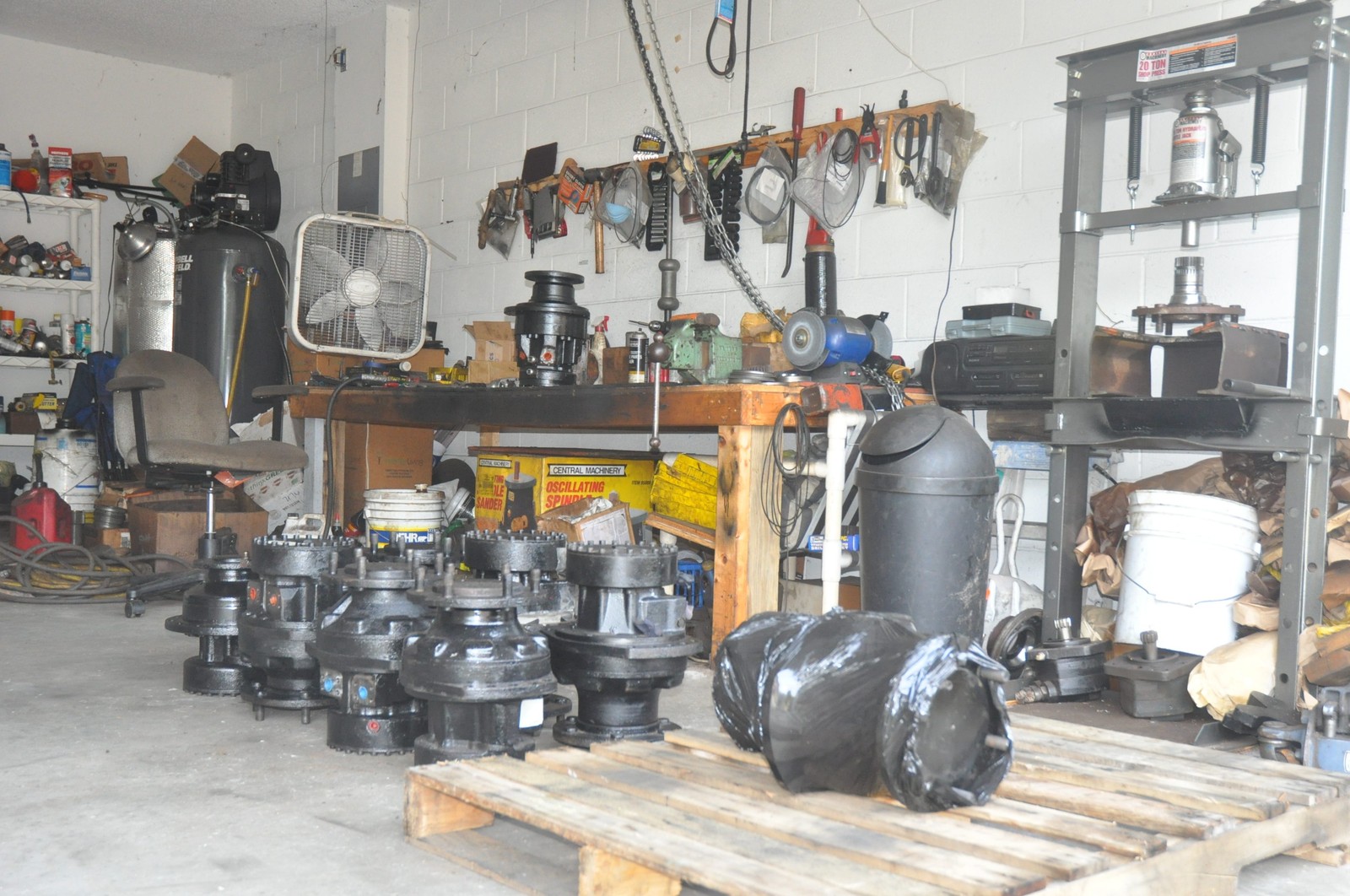 Bobcat T190 T180 T140 Drive motor. Also do T200,T250,T300,T320 T590,T650,T750 Bobcat T190 T180 T140 Drive motor. Also do T200,T250,T300,T320 T590,T650,T750