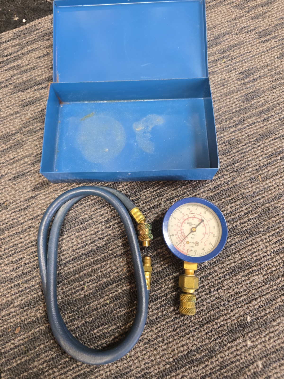 ROBINAIR USA 11692 0-250 PSI 0-30 In Hg r-22 r-12 r-502 in metal box ROBINAIR USA 11692 0-250 PSI 0-30 In Hg r-22 r-12 r-502 in metal box