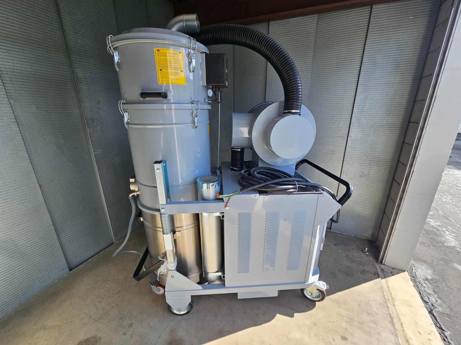 Nilfisk CFM model 3907/18N4 Industrial Vacuum New off the pallet Nilfisk CFM model 3907/18N4 Industrial Vacuum New off the pallet