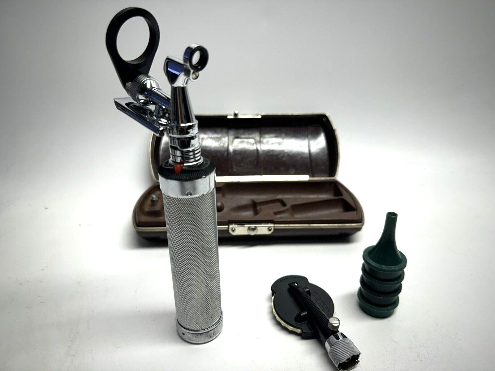 VINTAGE Welch Allyn Operating Otoscope Ophthalmoscope Set Plugin Handle VINTAGE Welch Allyn Operating Otoscope Ophthalmoscope Set Plugin Handle