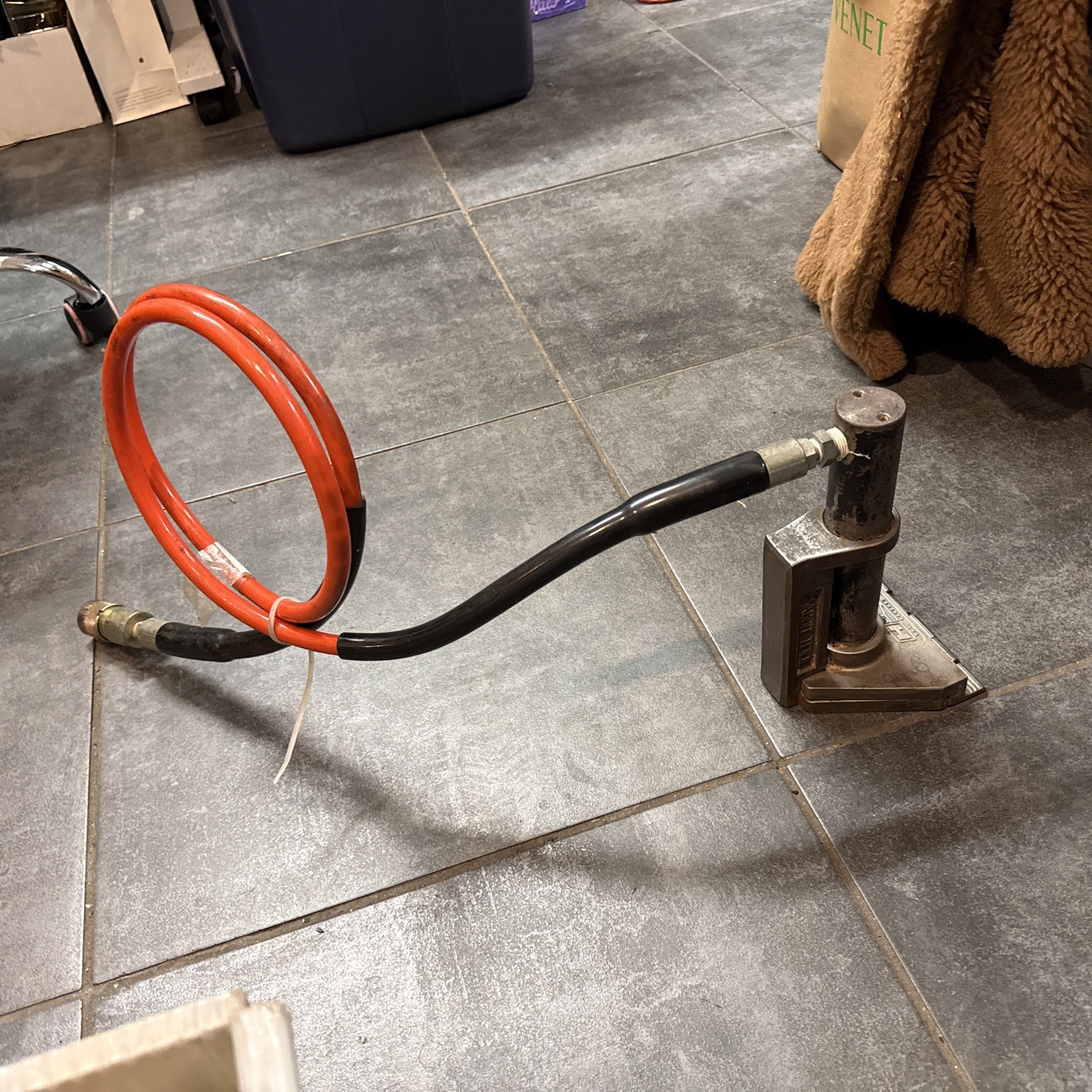 HURST JAWS OF LIFE , RABBIT TOOL , Bunny Hydra Ram - With Hose HURST JAWS OF LIFE , RABBIT TOOL , Bunny Hydra Ram - With Hose