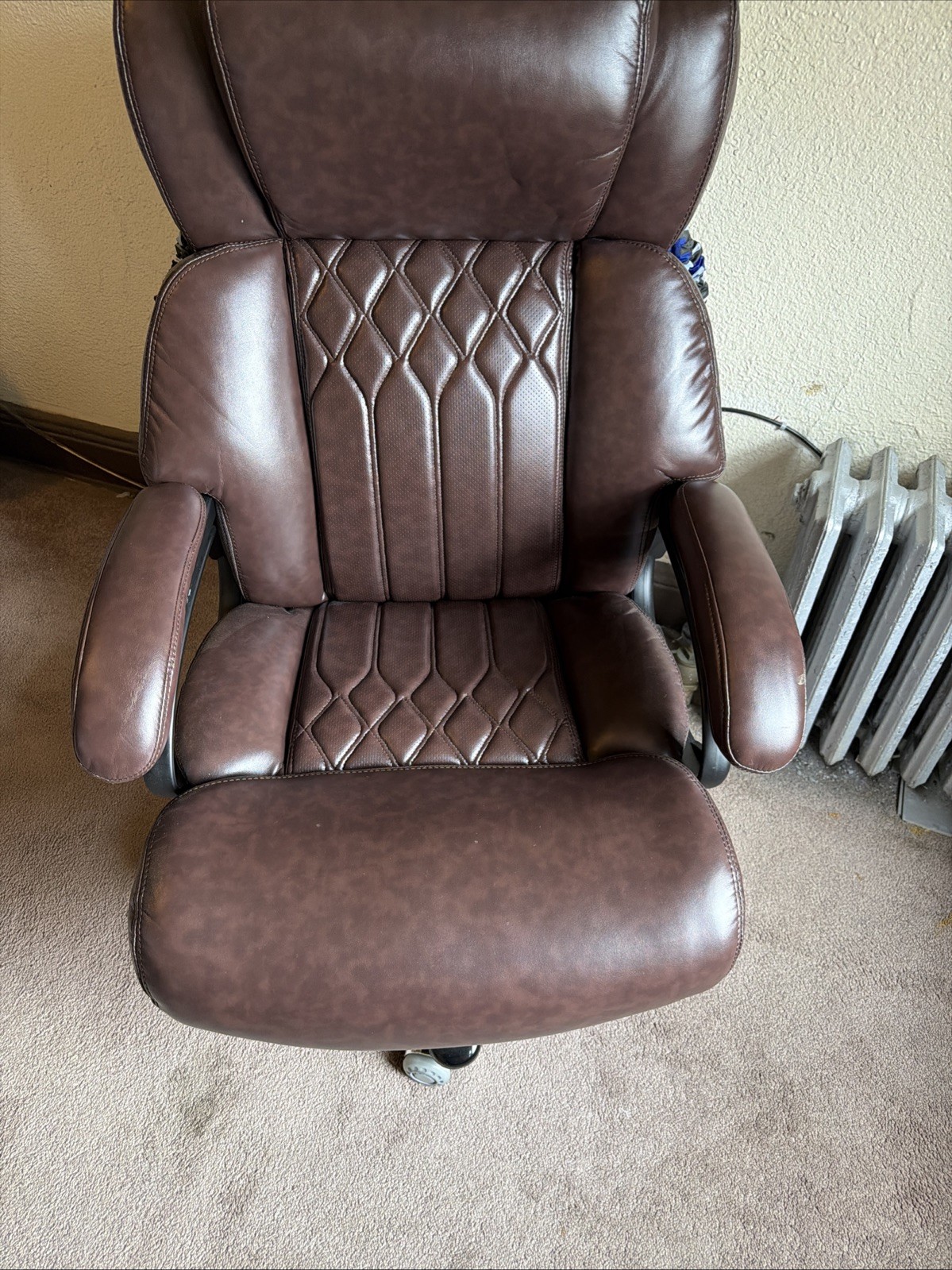 Big and Tall Office Chair 700lbs Wide Seat Executive Office Desk Chair High-Back Big and Tall Office Chair 700lbs Wide Seat Executive Office Desk Chair High-Back