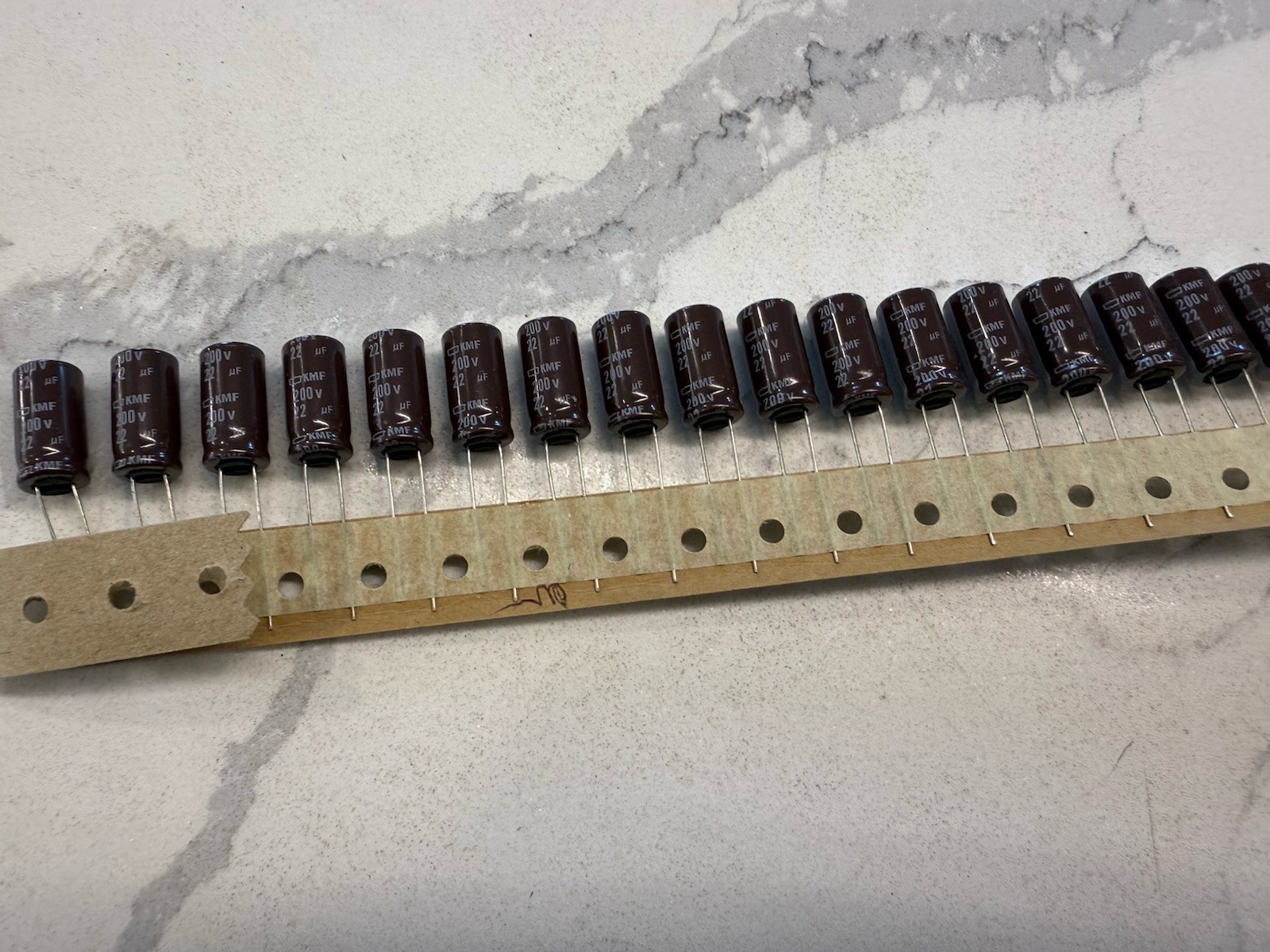 electrolytic capacitor aluminum 22uf 200 V (15 PCs)NIPPON CHEMI—CON 10X20mm electrolytic capacitor aluminum 22uf 200 V (15 PCs)NIPPON CHEMI—CON 10X20mm