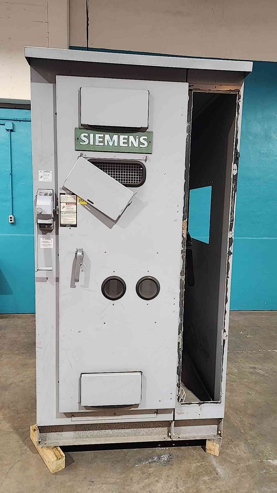 AS-IS Siemens 15kV 600A Type QR Metal Enclosed Outdoor Switchgear 15 kV AS-IS Siemens 15kV 600A Type QR Metal Enclosed Outdoor Switchgear 15 kV