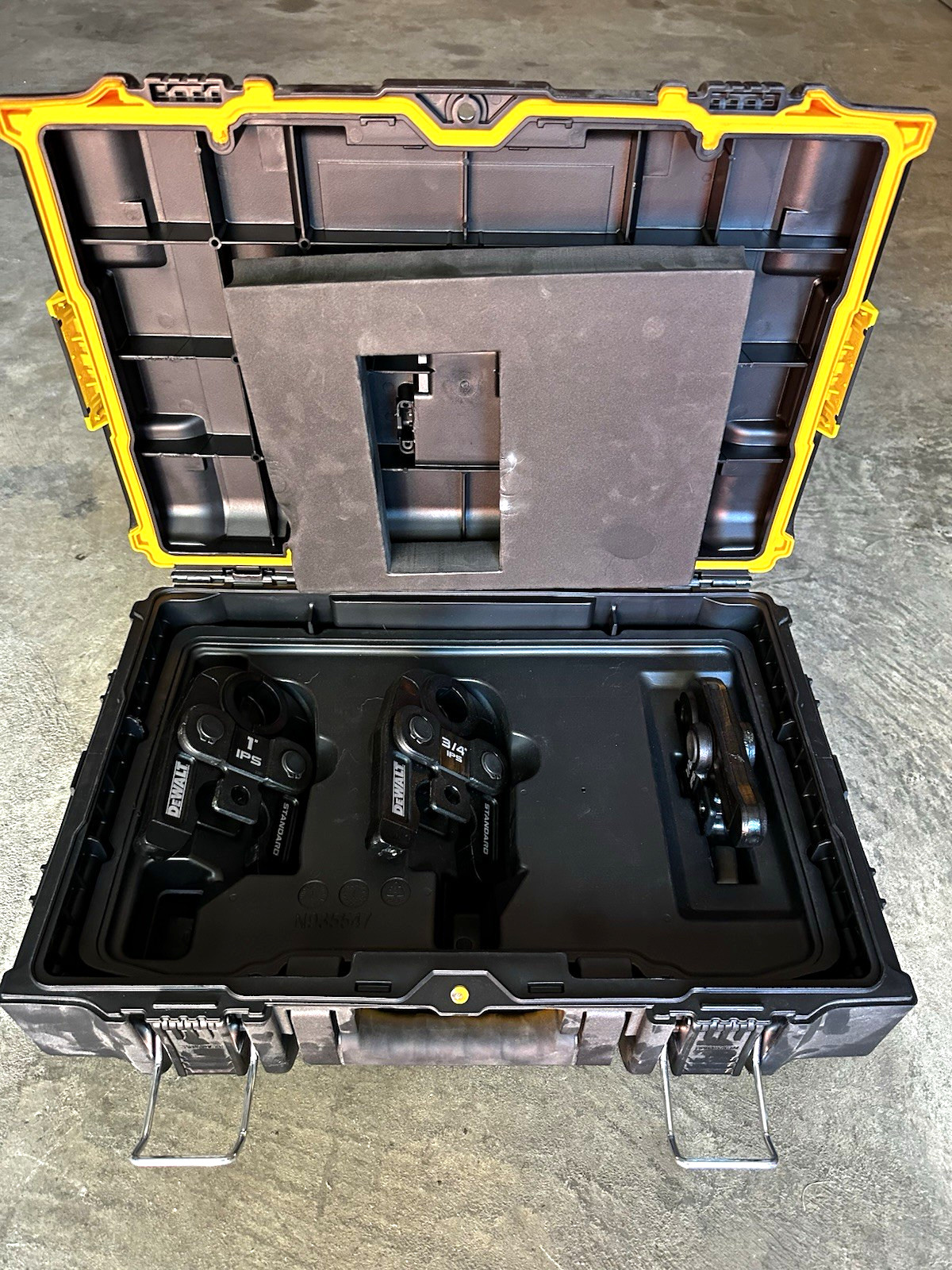 DEWALT Standard IPS Jaws Set w/ Hard Case DEWALT Standard IPS Jaws Set w/ Hard Case