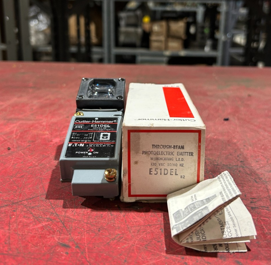 NEW IN BOX CUTLER HAMMER THROUGH-BEAM PHOTOELECTRIC EMITTER E51DEL