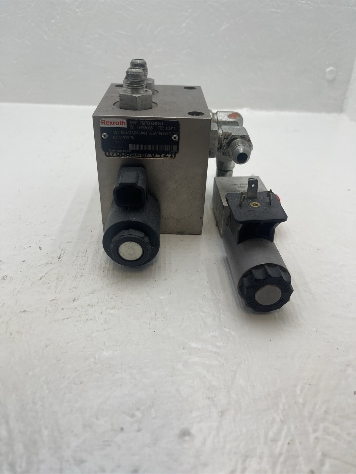 Rexroth R978064989 Multistation Manifold AGA18665 Float 612779815 + R901394391 Rexroth R978064989 Multistation Manifold AGA18665 Float 612779815 + R901394391