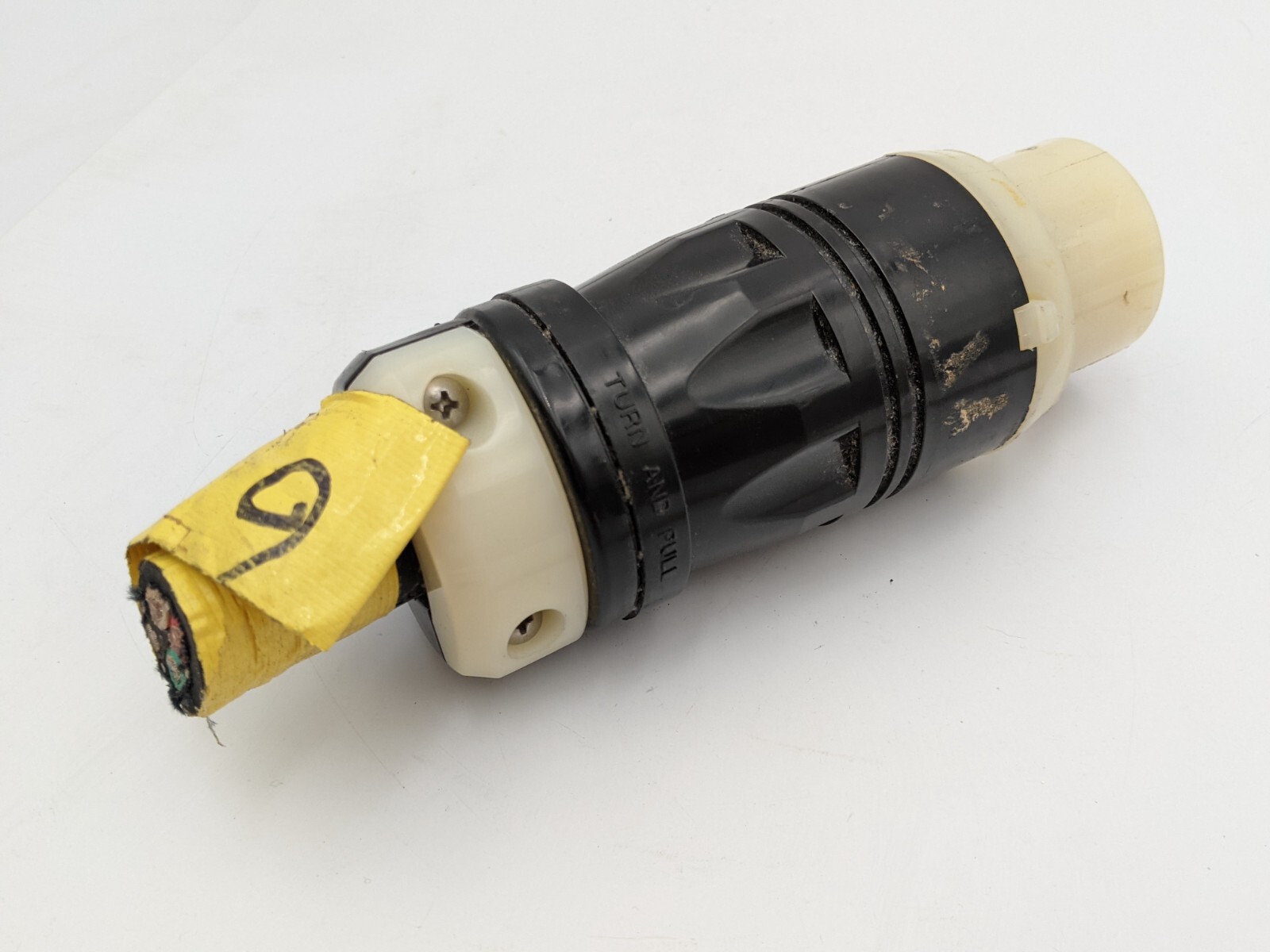 Leviton 3764C Twist-Lock Connector 50 Amp 600VAC 250VDC 3 Pole 4 Wire Non-NEMA Leviton 3764C Twist-Lock Connector 50 Amp 600VAC 250VDC 3 Pole 4 Wire Non-NEMA