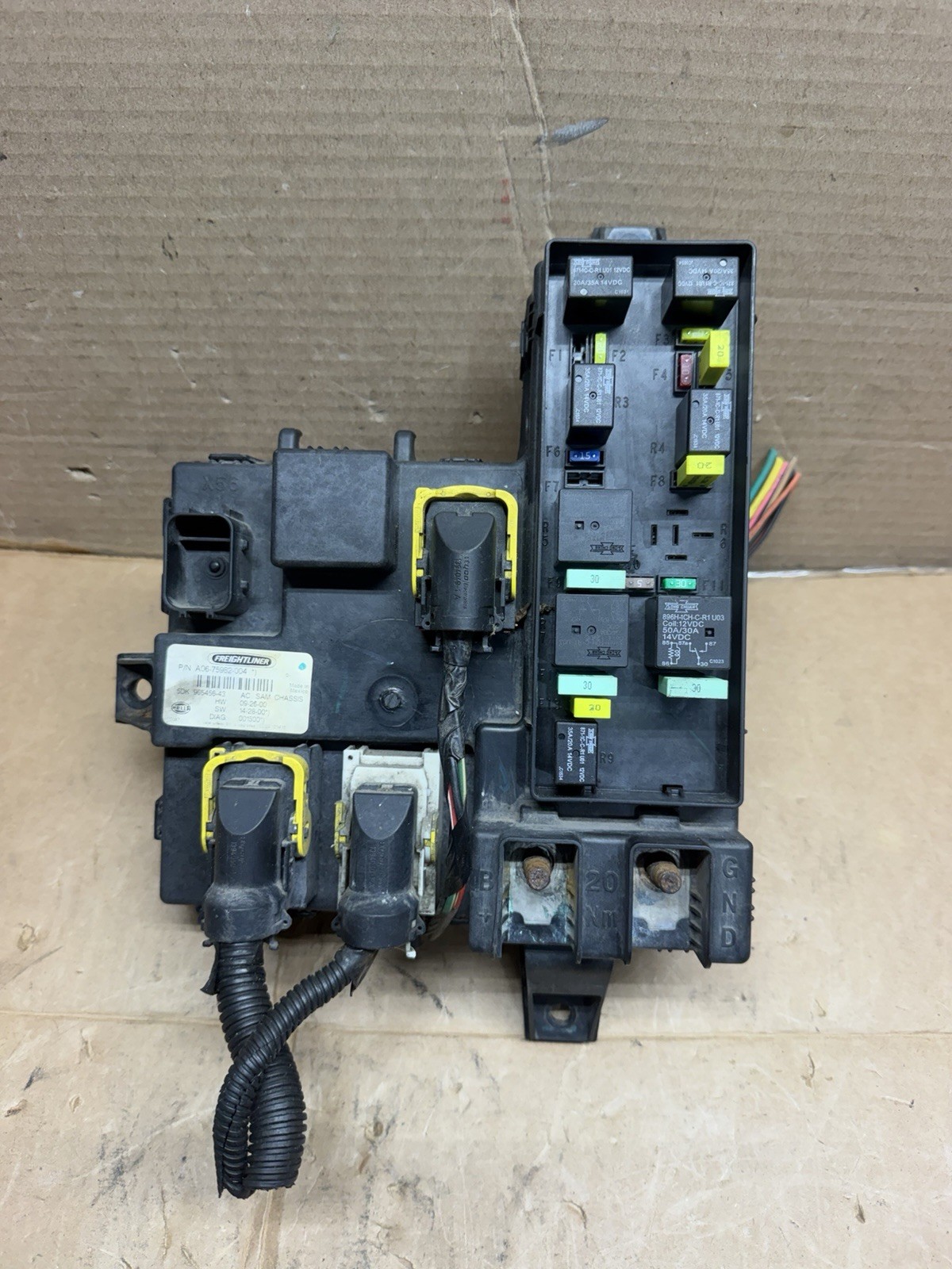 Freightliner Cascadia SAM Chassis Module Control Unit P/N A06-75982-004 Freightliner Cascadia SAM Chassis Module Control Unit P/N A06-75982-004