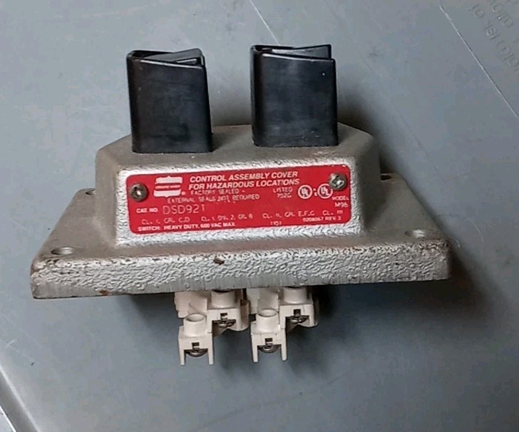 Crouse-Hinds DSD921 Explosion Proof Switch / Cover New Old Stock No Gasket Crouse-Hinds DSD921 Explosion Proof Switch / Cover New Old Stock No Gasket