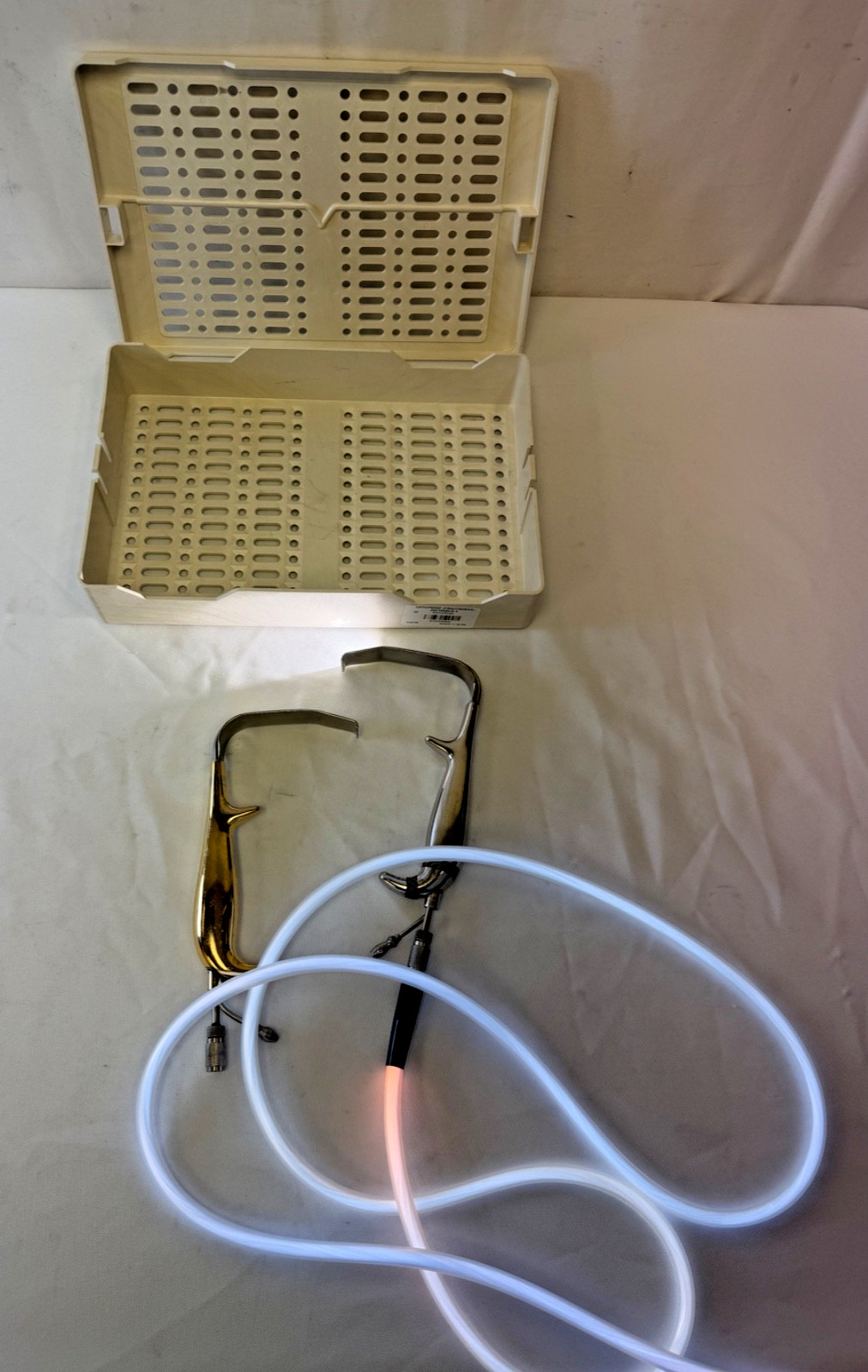Pair of Snowden Pencer 88-1087 Tebbetts Fiber Optic Retractors w Cable & Case Pair of Snowden Pencer 88-1087 Tebbetts Fiber Optic Retractors w Cable & Case