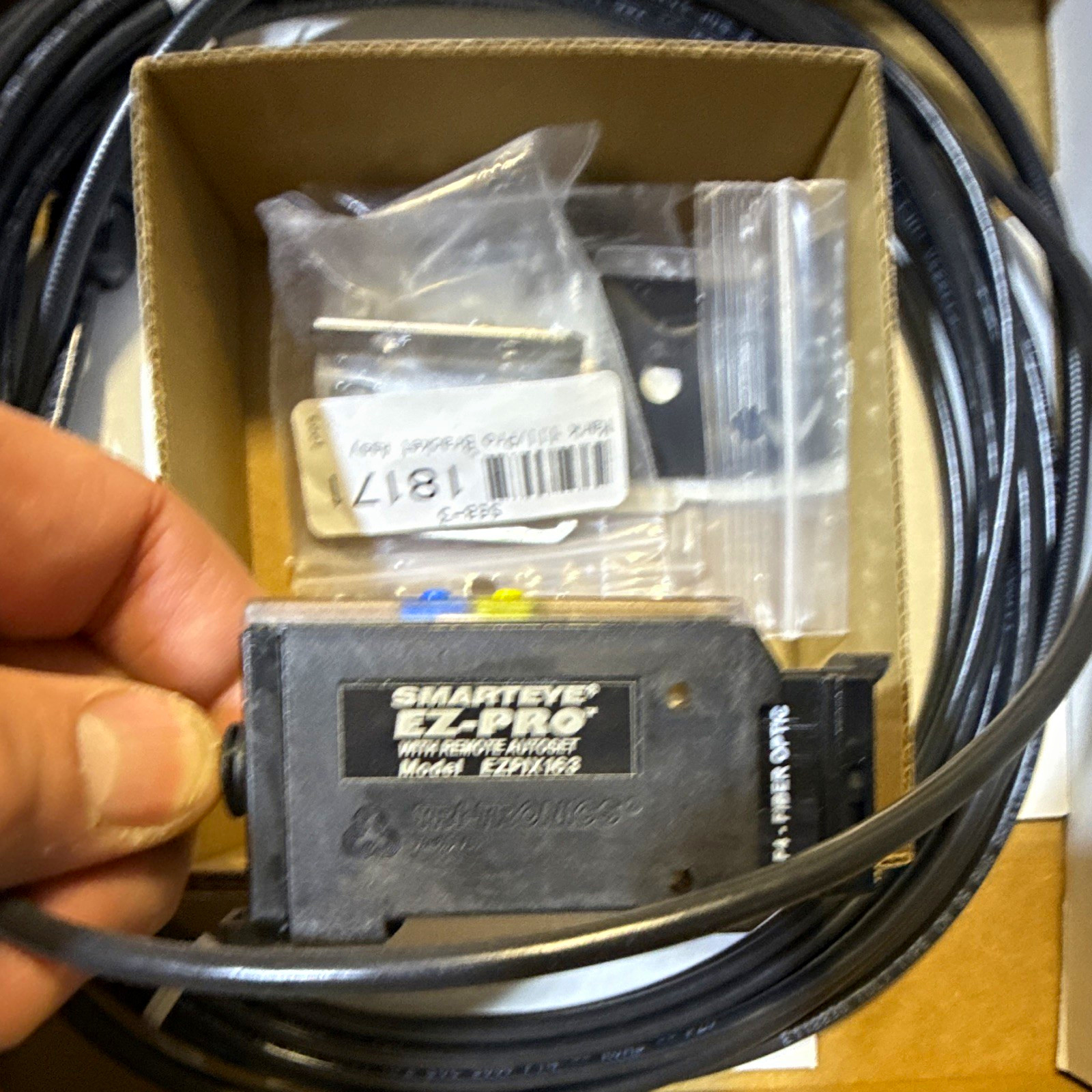 TRI-TRONICS Smarteye EZ-Pro photoelectric sensor with remote autoset TRI-TRONICS Smarteye EZ-Pro photoelectric sensor with remote autoset