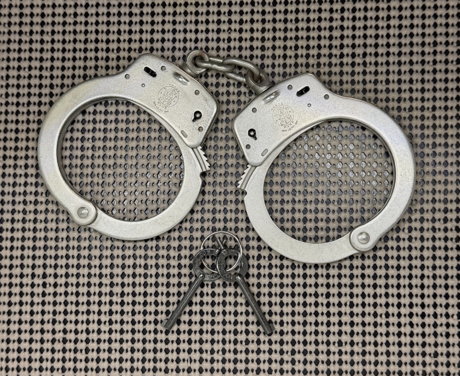 Vintage 1970s Smith & Wesson Model 100 Nickel Plated Handcuffs w Two Keys S&W Vintage 1970s Smith & Wesson Model 100 Nickel Plated Handcuffs w Two Keys S&W
