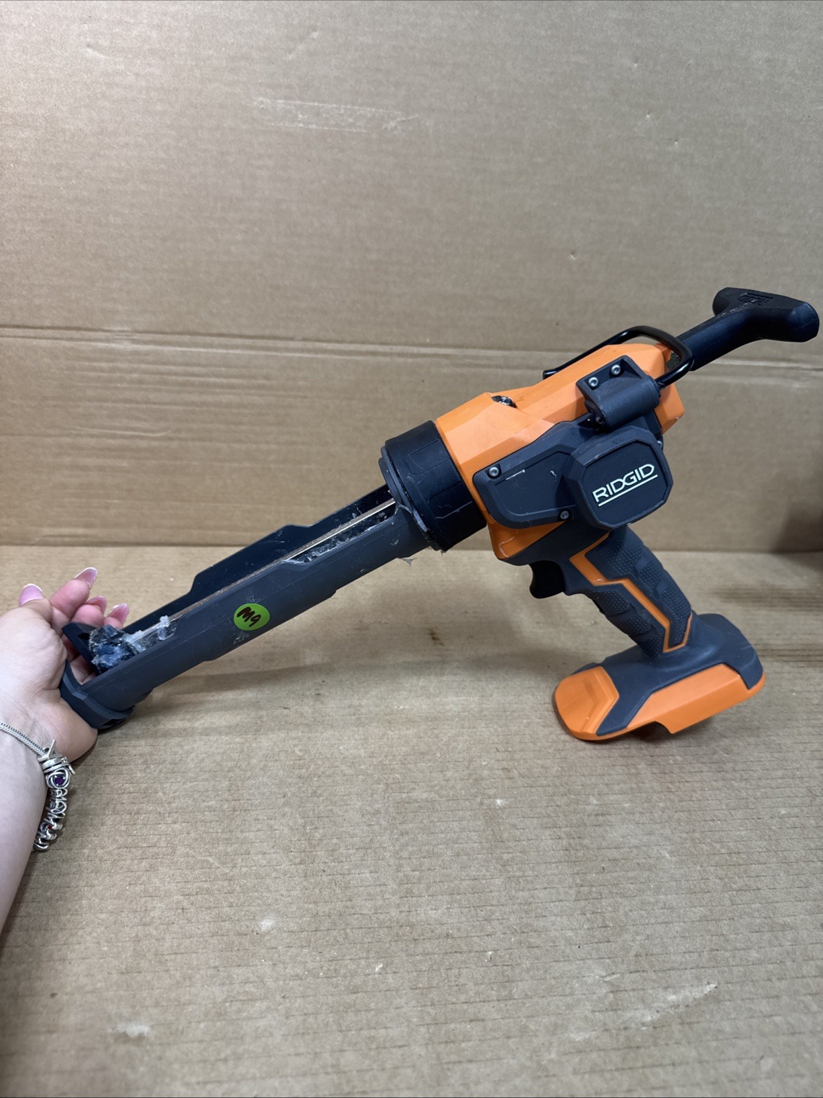 RIDGID 18V Caulk & Adhesive Gun (R84044B) M9 RIDGID 18V Caulk & Adhesive Gun (R84044B) M9