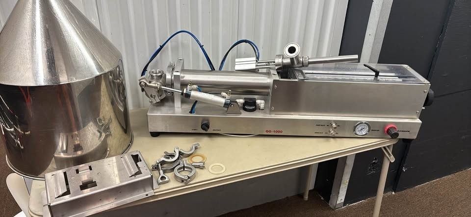 Commercial Pneumatic Piston Liquid / Paste Filling Machine (100-1000ml) Commercial Pneumatic Piston Liquid / Paste Filling Machine (100-1000ml)
