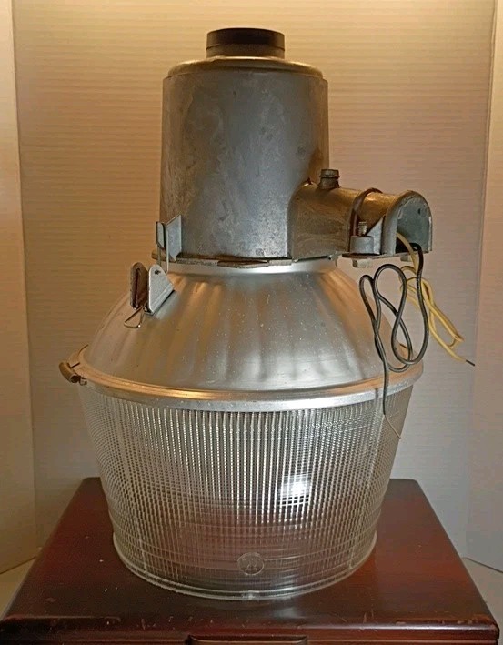 Vintage Western Electric Barn Sodium Light Dusk To Dawn With New Bulb Untested. Vintage Western Electric Barn Sodium Light Dusk To Dawn With New Bulb Untested.