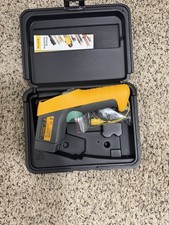 Fluke 561 IR Thermometer HVAC Pro 12:1 Laser WITH Hard Case AND MANUAL NEW picture