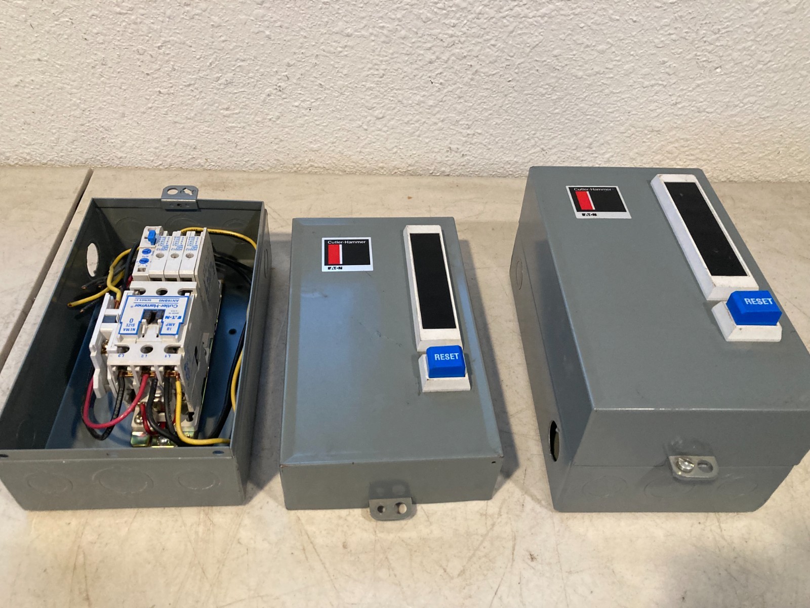 Lot of 3 Cutler-Hammer Eaton NEMA Size 0 Magnetic Motor Starters In Enclosure