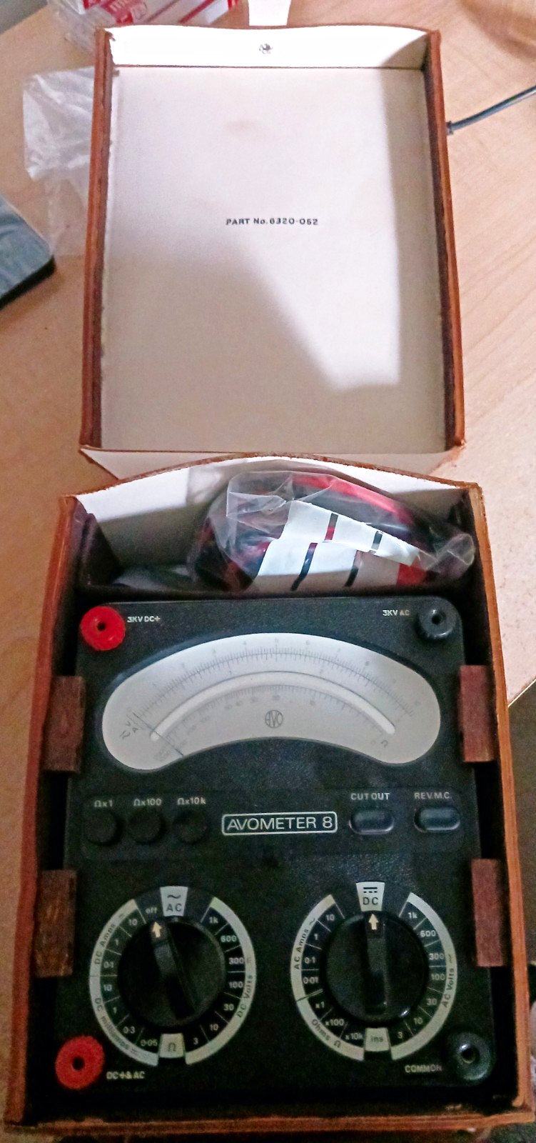 AVO Universal Avometer Model 8 Mk.V Vintage Analog Multimeter Case & Leads