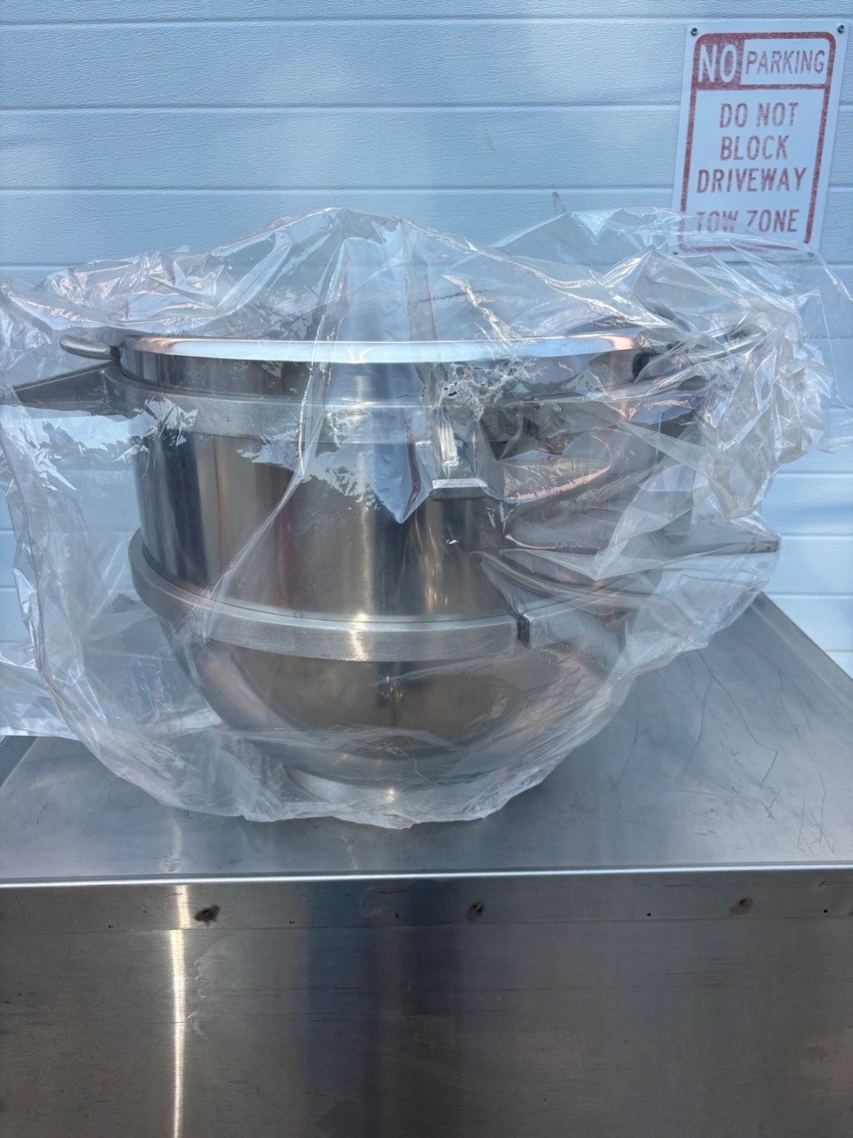 NEW Hobart BOWL-HL1486 Legacy Mixer 60 Qt Bowl FOR USE w/ HL1400 & HL800 NEW Hobart BOWL-HL1486 Legacy Mixer 60 Qt Bowl FOR USE w/ HL1400 & HL800